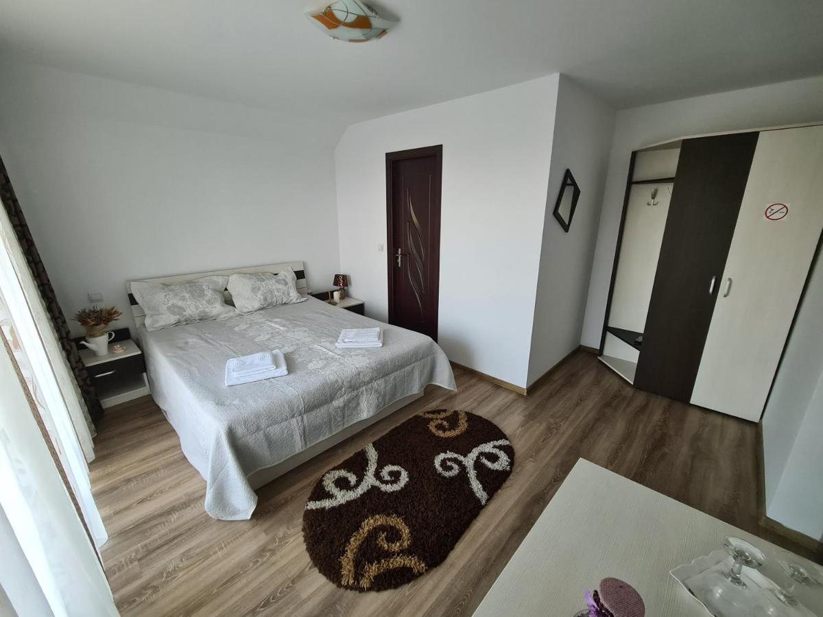 Candy Pensiune&Restaurant Dumbrava Roşie Zewnętrze zdjęcie