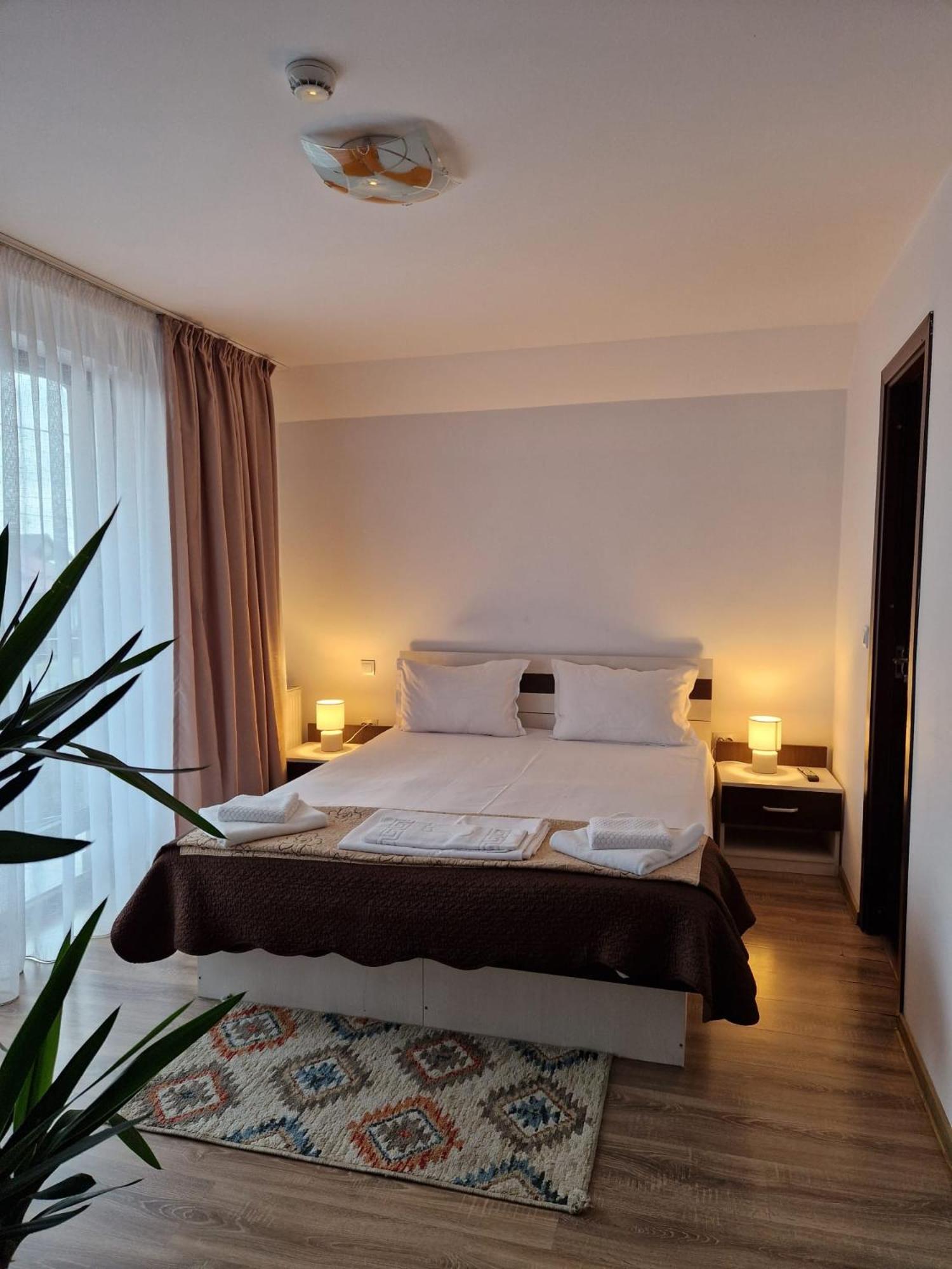 Candy Pensiune&Restaurant Dumbrava Roşie Zewnętrze zdjęcie
